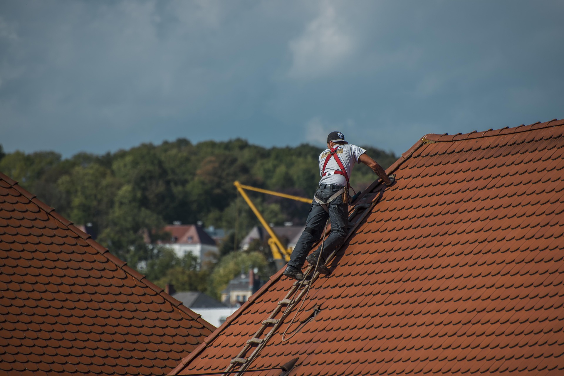 bluelightpictures-roofers-2891664_1920